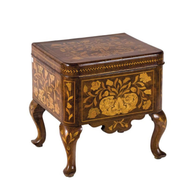 Refrigerador estilo holand&eacute;s S. XVIII-XIX.   Interesante refrigerador en madera tallada y chapeada.