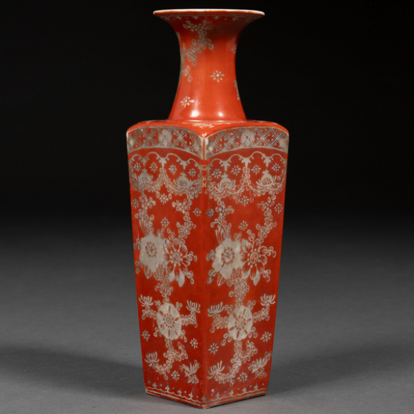 Jarrón en porcelana china color rojo con decoración floral. Trabajo Chino, Siglo XIX-XX