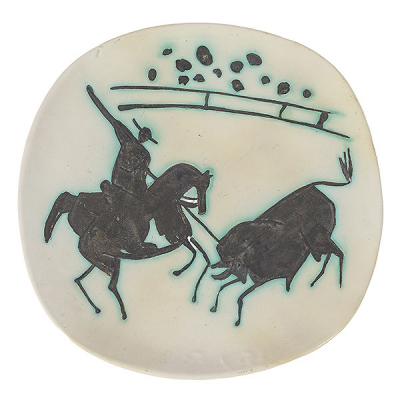 Picasso. Pablo Ruiz Picasso (Málaga, 1881-Mougins, Francia, 1973)  Picador y torero.  Plato en cerámica blanca con parafina oxidada y esmalte blanco y negro.