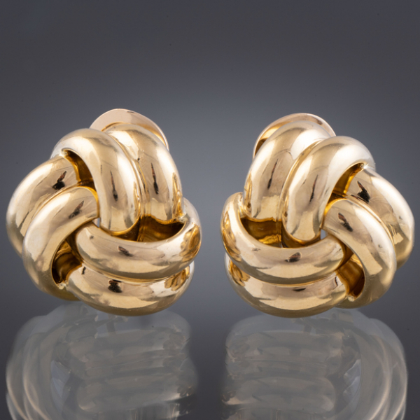 Pareja de pendientes entrelazados en oro amarillo de 18 kt.