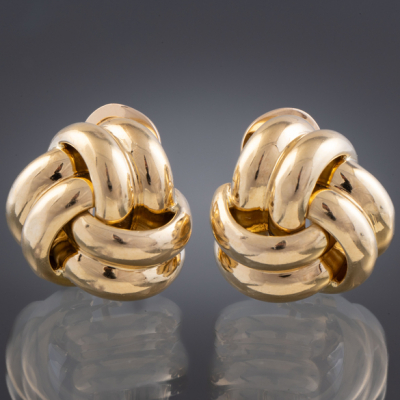 Pareja de pendientes entrelazados en oro amarillo de 18 kt.