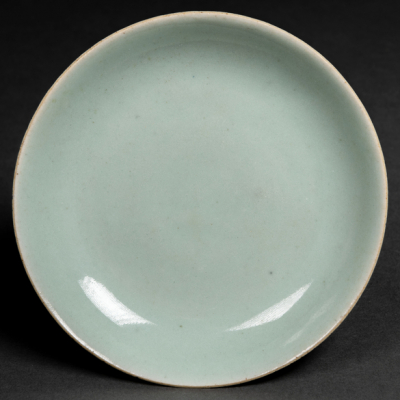 Plato en porcelana china de celadón. Trabajo Chino, Siglo XIX-XX