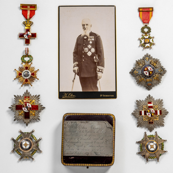 Medallas, condecoraciones y  otros objetos de Felipe Dugiols (Tolosa, 1840-1900). 