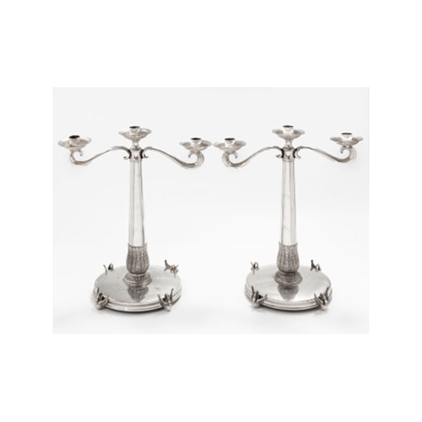 Pareja de candelabros con 3 brazos en plata con decoración vegetal y cisnes en la base. Estilo Imperio. Marcas de platero. Época: S. XX