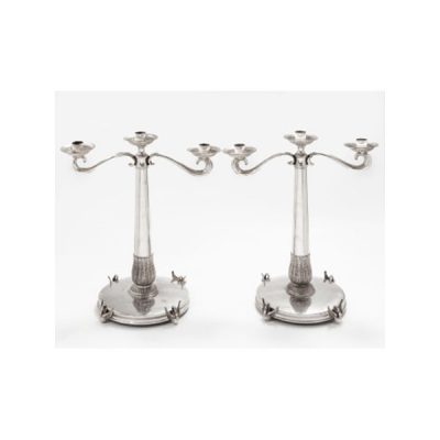 Pareja de candelabros con 3 brazos en plata con decoración vegetal y cisnes en la base. Estilo Imperio. Marcas de platero. Época: S. XX