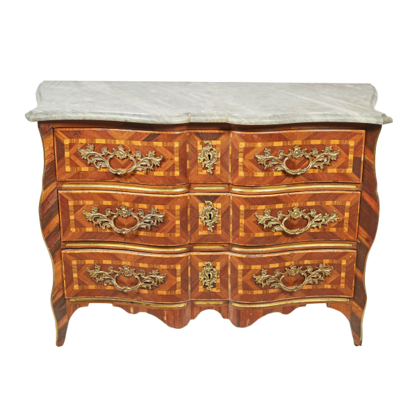 C&oacute;moda Luis XV en madera de palo rosa con marqueter&iacute;as de motivos geom&eacute;tricos, s.XVIII.