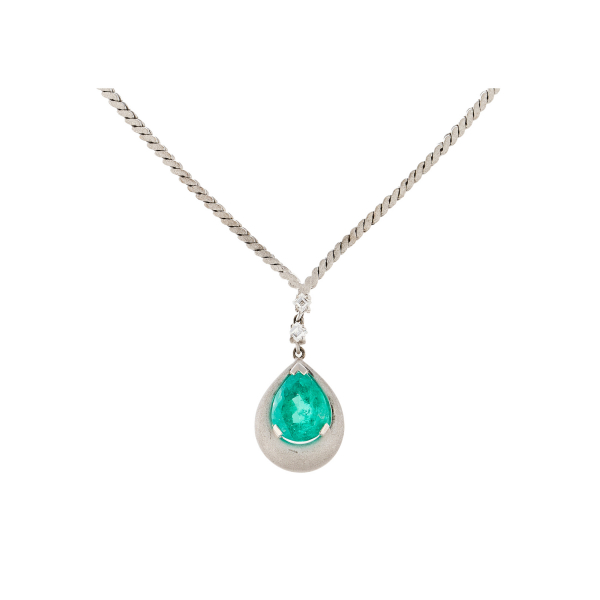 Gargantilla en oro blanco mate y brillo con esmeralda talla perilla y pareja de diamantes talla brillante.