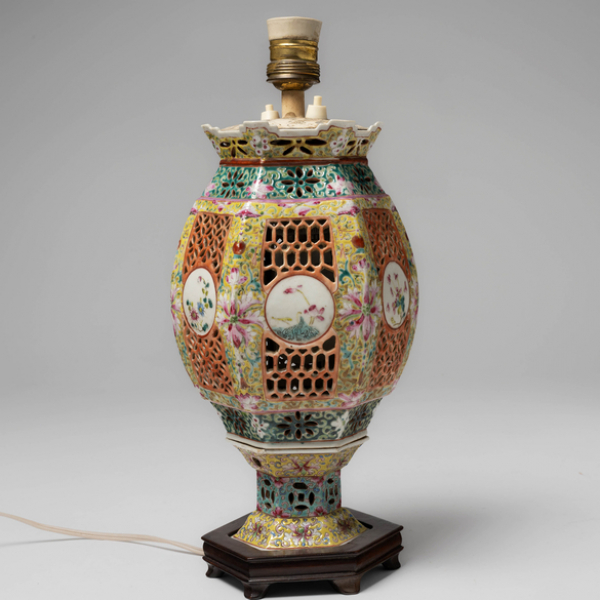 L&aacute;mpara de porcelana china familia amarilla. Trabajo chino del siglo del siglo XX.