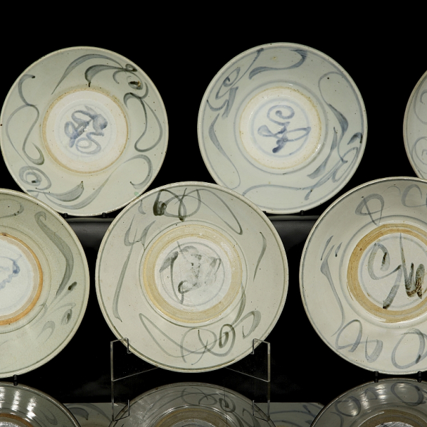 Juego de once platos de cerámica esmaltada, dinastía Ming. 
