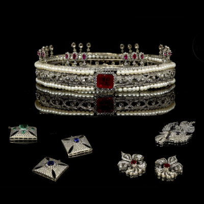 Conjunto de diadema y broches modulares en oro de 18k con perlas y piedras preciosas. 