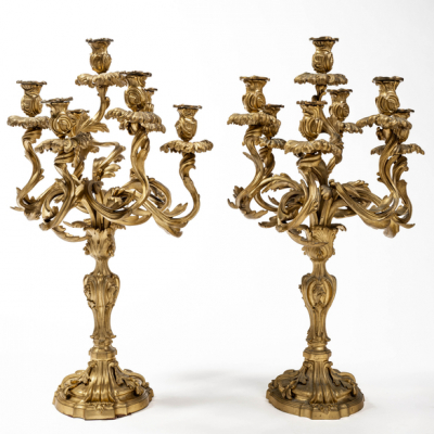 Elegante pareja de candelabros estilo Lu&iacute;s XV de siete lices en bronce dorado. Trabajo franc&eacute;s del siglo XIX.