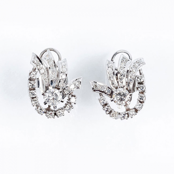 Bellos pendientes vintage en oro blanco con un limpio y blanco diamante, talla brillante central, en motivo de lazada y guirnalda decoradas en filas de limpios y blancos diamantes, talla 8/8.