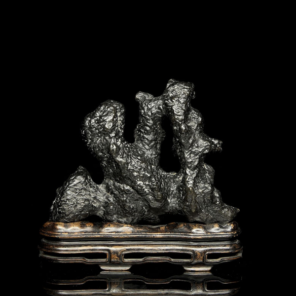 Roca de erudito con peana de madera, dinastía Qing.  Escultura natural, conocida como roca de erudito (gongshi) 