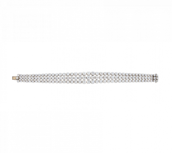 Brazalete de brillantes, compuesto por tres l&iacute;neas de brillantes engastados.   En oro blanco de 18 K.