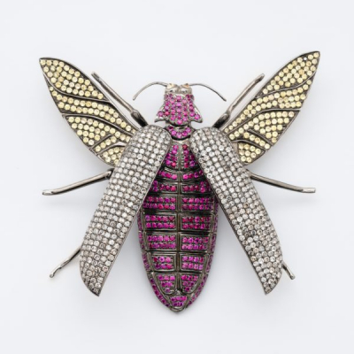 Colgante dise&ntilde;o insecto en oro pavonado cuajado de diamantes talla brillante antigua y zafiros rosas y amarillos, 8 x 7,5 cm.