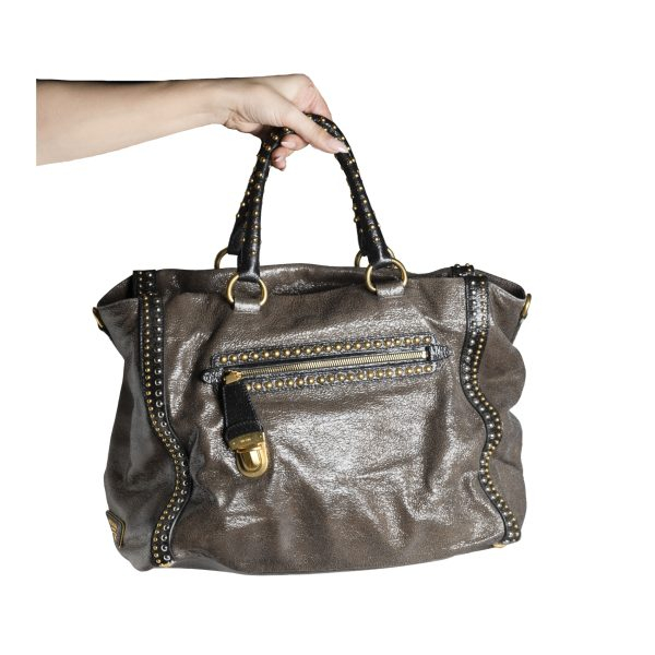 PRADA. Bolso modelo &laquo;Studded Craquele&raquo; en piel metalizada con herrajes, tachuelas y remaches en metal dorado y plateado. 