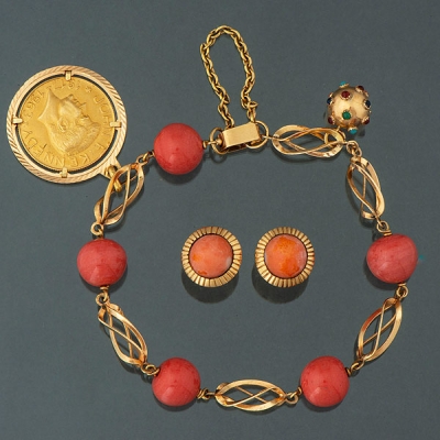 Conjunto de pulsera y pendientes en oro amarillo de 18 kt y bolas de coral rojo. 