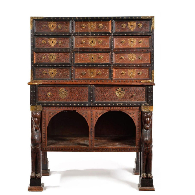 Bargue&ntilde;o indo-portugu&eacute;s con decoraci&oacute;n de marqueter&iacute;a y soporte zoomorfo, India portuguesa, Siglo XVII.