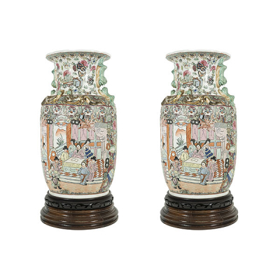 Pareja de jarrones en porcelana china Familia Rosa con decoración de escenas cortesanas en cartelas y motivos florales, ppios. del s.XX.