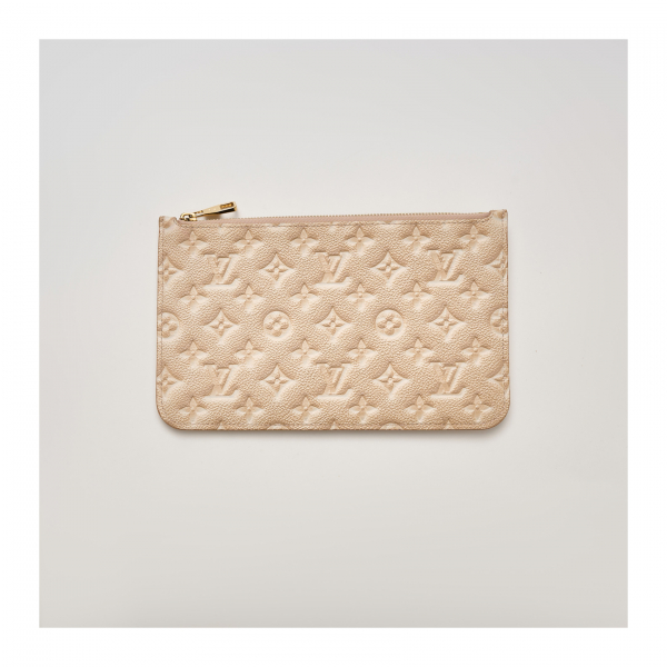 LOUIS VUITTON. Pochette «Neverfull MM» en piel Monogram crema con cierre de cremallera y correa en metal dorado. En muy buen estado.