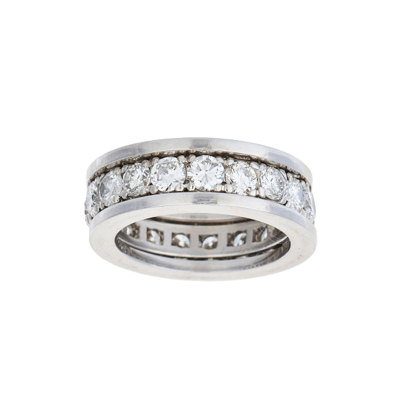 Sortija alianza en oro blanco con diamantes talla brillante engastados en garras. Se acompa&ntilde;a de dos aros complementarios.