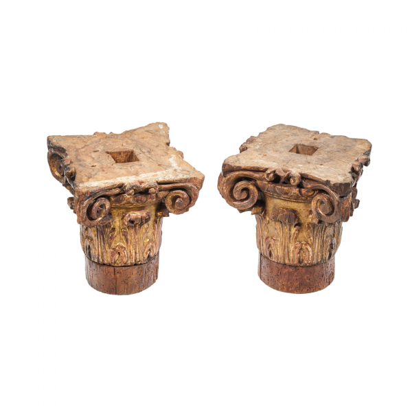 Pareja de capiteles corintios en madera profusamente tallada, estucada y sobredorada, s.XVI-XVII.