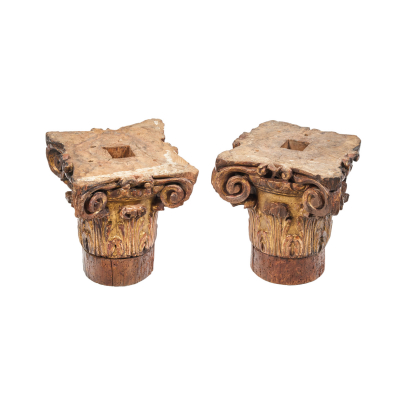 Pareja de capiteles corintios en madera profusamente tallada, estucada y sobredorada, s.XVI-XVII.