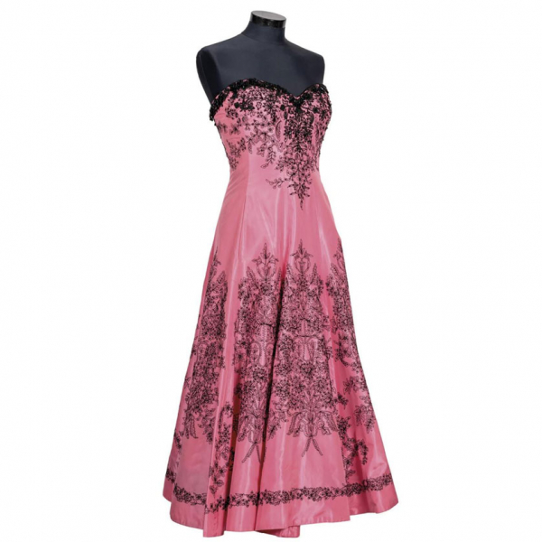 Vestido de cocktail Oscar de la Renta, de Carmen Lomana en glasé de seda color rosa de Francia. Bordados de hilo, pedrería y pasamanería 