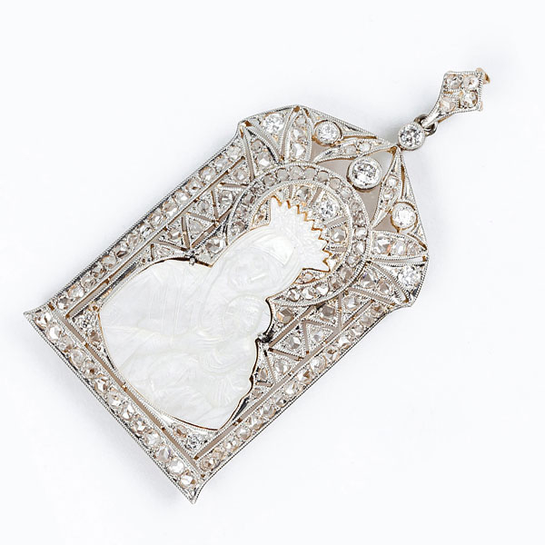 Bello colgante antiguo, en montura de oro rosa 18 K con vistas de platino, con un relieve de la Virgen y el niño tallado en nácar.