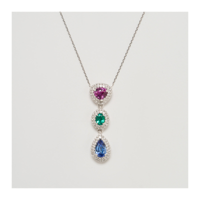 Colgante diseño tres rosetones de rubí talla trillón, esmeralda talla oval y zafiro azul talla perilla  