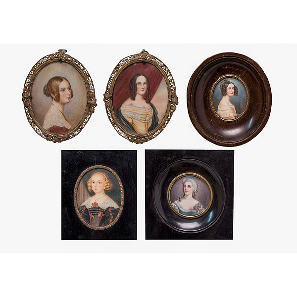 Lote de cinco miniaturas pintadas al gouache sobre placa en hueso con representaciones de damas, fles. del s.XIX.