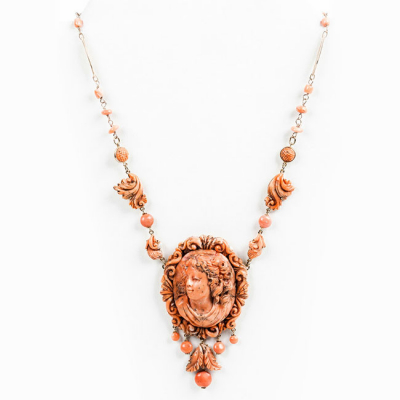 Bello collar montado en oro rosa 14 K, con un centro-camafeo antiguo de talla barroca en coral siciliano de Sciacca.