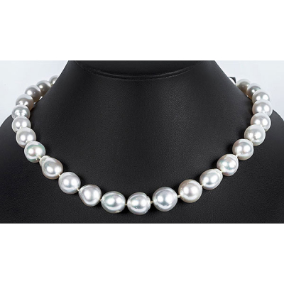 Bello collar &quot;chocker&quot; de 31 bellas perlas australianas, calidad gema de suave oriente.