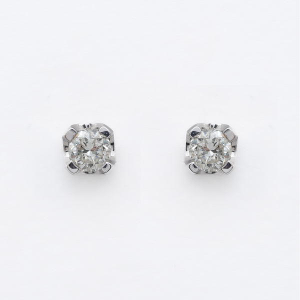 Pendientes en oro blanco con diamante talla brillante engastado en garras.