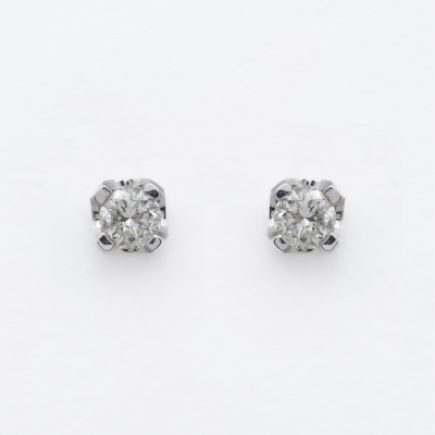 Pendientes en oro blanco con diamante talla brillante engastado en garras.