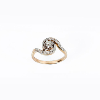 Sortijita vintage en montura calada de oro amarillo 18 K, con un limpio y blanco diamante talla 'coj&iacute;n' antigua 