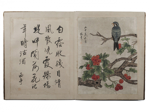 Libro antiguo oriental, desplegable, de gran tamaño, con caligrafía y bellas acuarelas originales.