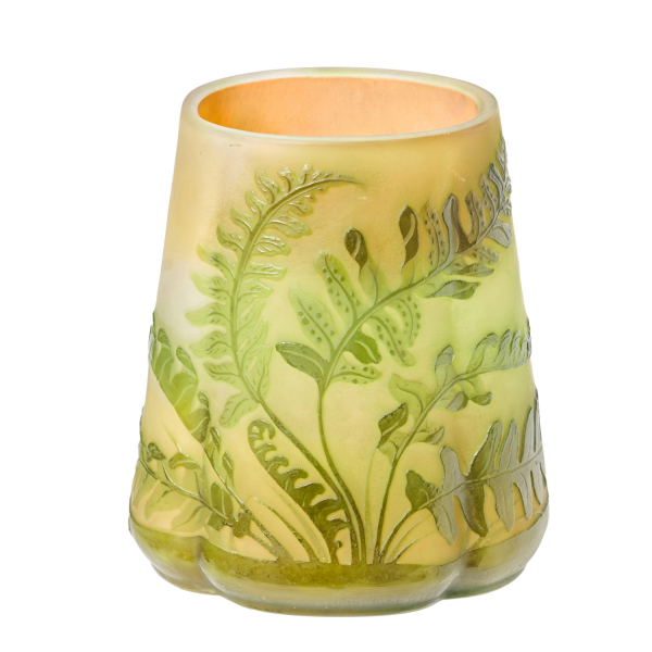 Émile Gallé (Nancy, Francia, 1846-1904) Jarrón en «pâte de verre» doblado con decoración de motivos vegetales en camafeo grabado al ácido de tonalidades verdes.