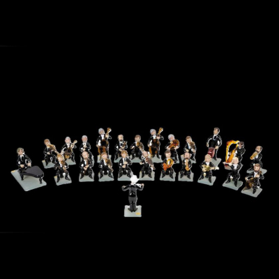 Graciosa orquesta realizada en cristal de Bohemia soplado, de la firma J. Mares. Consta de 24 figuras. Años 80.