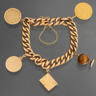 Cadena de calabrote en oro amarillo de 18kt con tres medallas, globo terráqueo y ojo de tigre.