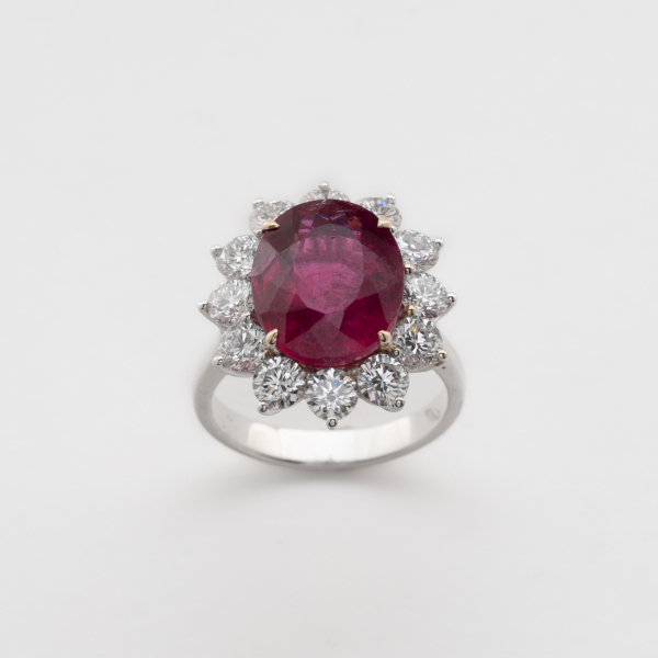 Sortija roset&oacute;n en oro blanco con rubelita (Brasil) talla oval orlada por diamantes talla brillante.