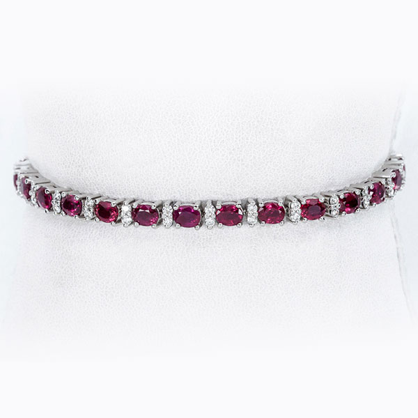 Pulsera 'rivi&egrave;re' en oro blanco en fila de bonitos rub&iacute;es ovales, alternados por parejas de limpios y blancos diamantes talla brillante