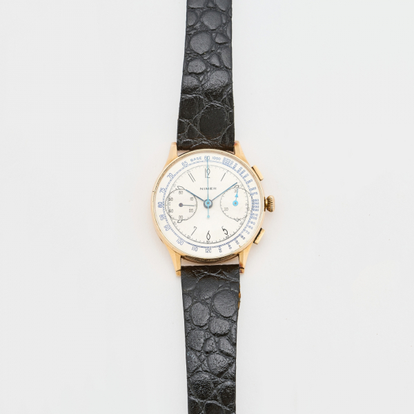 NIMER. Reloj cronómetro de pulsera para caballero, c.1940. En oro y correa de piel. 