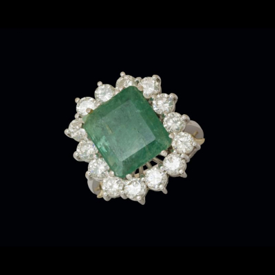 Anillo de oro blanco de 18 K. con esmeralda octogonal y orla de brillantes 