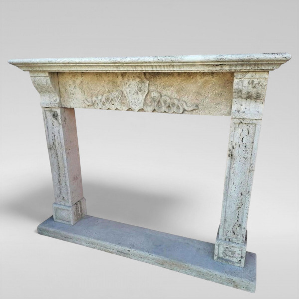 Importante Chimenea Neoclásica en Mármol Travertino, siglo XIX.