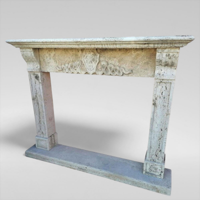 Importante Chimenea Neocl&aacute;sica en M&aacute;rmol Travertino, siglo XIX.