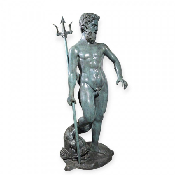 Monumental estatua de bronce patinado de "Neptuno". Creada en la década de 1970, esta pieza se encuentra en buen estado.