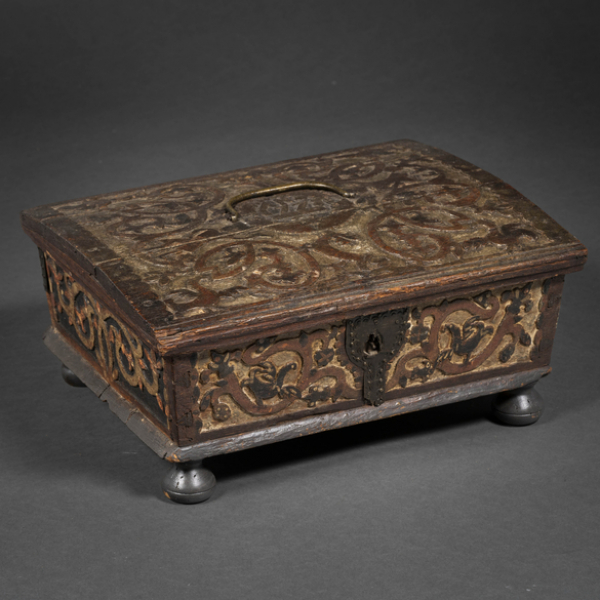 Caja colinial en madera tallada con restos de policromía del año 1778.
