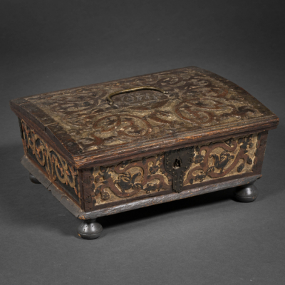 Caja colinial en madera tallada con restos de policromía del año 1778.