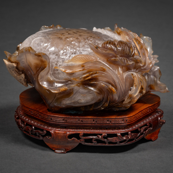 "Flor de Loto" Grupo escult&oacute;rico en piedra de &aacute;gata tallada del siglo XX.